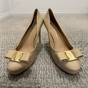 Salvatore Ferragamo Beige Patent Leather Vara Bow Platform Pumps Size 9C